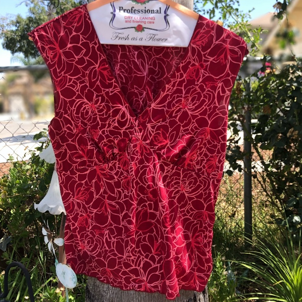 rose outlines(pattern) sleeveless top